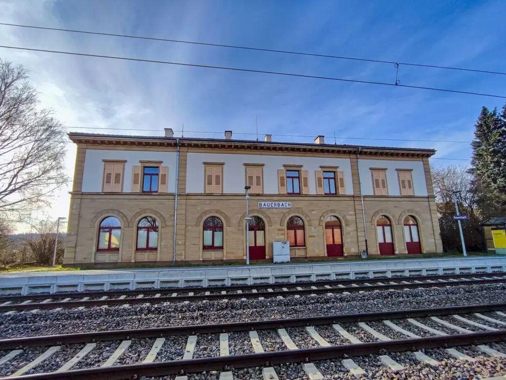 Empfangsgebäude Bahnhof Bauerbach von der Bahnsteigseite