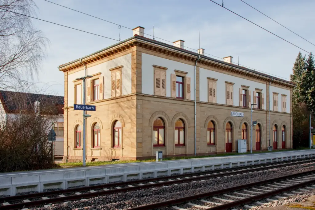 Empfangsgebäude Bahnhof Bauerbach von der Bahnsteigseite