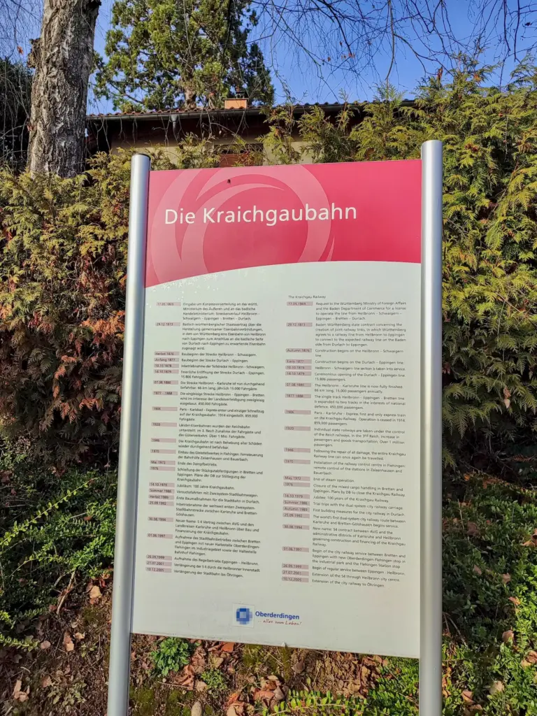 Informationsschild "Die Kraichgaubahn" on deutsch und englisch. Darauf zu lesen die zeitliche Entstehungsgeschichte der Kraichgaubahn