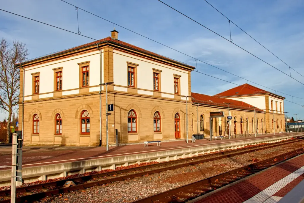 Empfangsgebäude Bahnhof Eppingen von der Bahnsteigseite